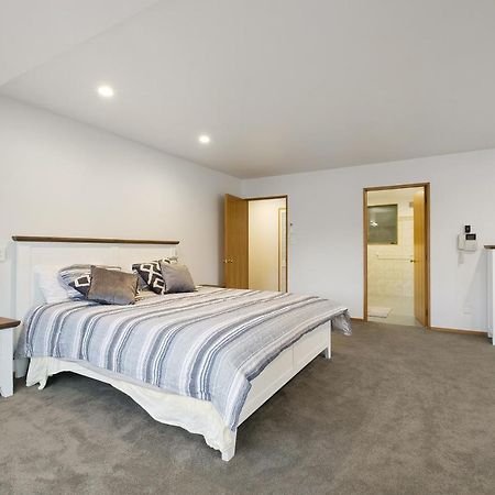 Huge Lakefront Delight - Queenstown Holiday Home Zewnętrze zdjęcie